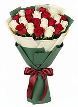 Букет Микс из красных и белых роз в Ишиме