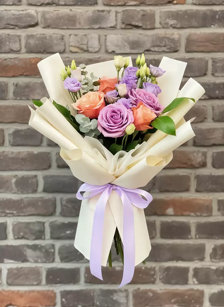 Букет цветочные ноты в Ишиме Букет цветов из: Лизиантусы и Розы в Ишиме