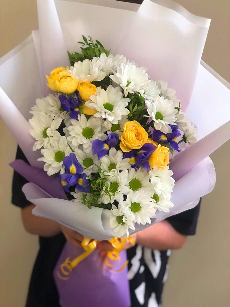 Букет солнечный привет в Ишиме Букет цветов из: Ирисы, Хризантемы и Розы в Ишиме