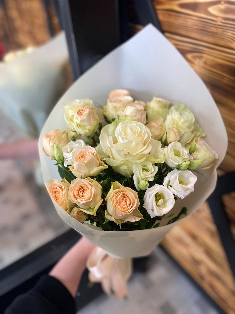 Букет цветов из: Розы и Лизиантусы в Ишиме